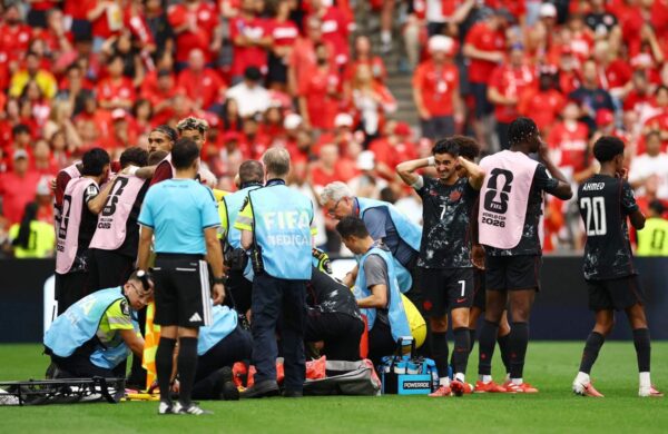 Ismaël Koné, do Canadá, aparentemente sofre grave lesão na perna esquerda em jogo da Copa do Mundo