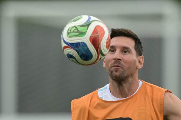 Lionel Messi vai começar no banco pela Argentina contra a Jordânia: ‘Ele vai ganhar minutos’