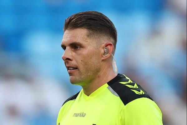 Shaun Evans arbitrando o primeiro jogo da Copa do Mundo depois de ser inocentado de fazer um suposto gesto de poder branco