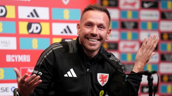 O técnico do País de Gales, Bellamy, conversa com Burnley sobre o papel de técnico principal