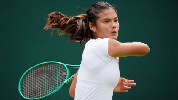 Emma Raducanu fora de Wimbledon: número 1 britânico desiste após lesão no pé enquanto a temporada frustrante continua | Notícias sobre tênis