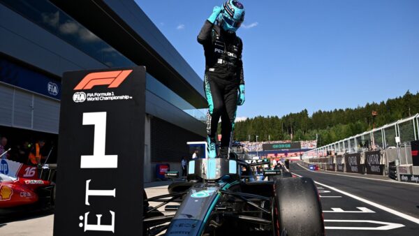 GP da Áustria: Como o drama da bandeira amarela e o súbito aumento de velocidade de George Russell criaram um momento caótico da pole após a queda de Max Verstappen | Notícias F1