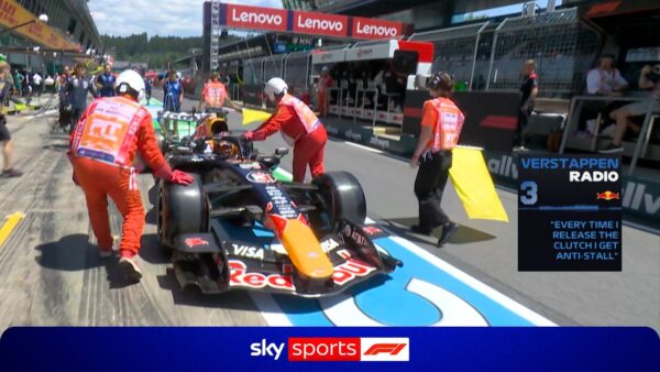 ‘Cuscando para baixo’ | Verstappen para não uma, mas DUAS VEZES no pit lane durante o P1!