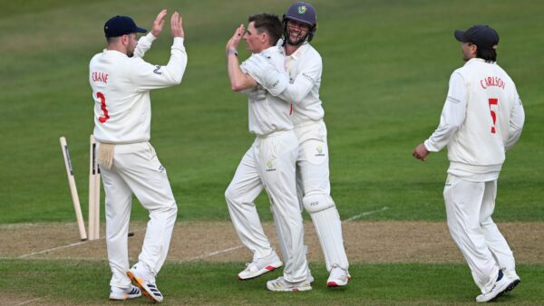 County Championship: Notts tira Essex do primeiro lugar enquanto Leicestershire conquista a primeira vitória da Divisão Um em 23 anos contra Yorkshire | Notícias de críquete