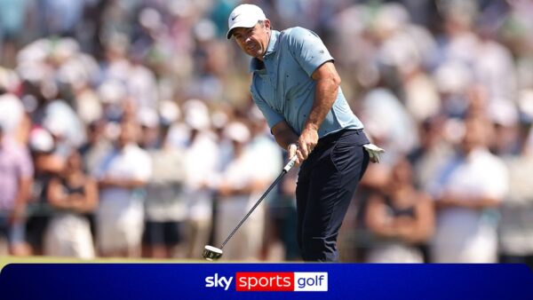 McIlroy acerta o MONSTER birdie putt no US Open enquanto caça Clark