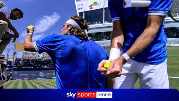 ‘É impossível de jogar’ | Tsitsipas irrita-se com árbitro por causa de ‘bolas macias’