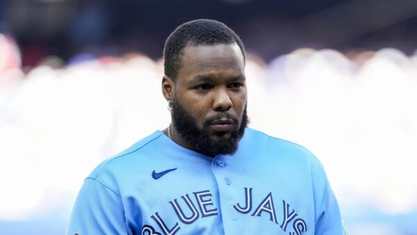 A estrela dos Blue Jays, Vladimir Guerrero Jr. (costas) arranhada contra o Mets