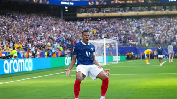 Kylian Mbappe faz mais dois gols na vitória da França sobre a Suécia