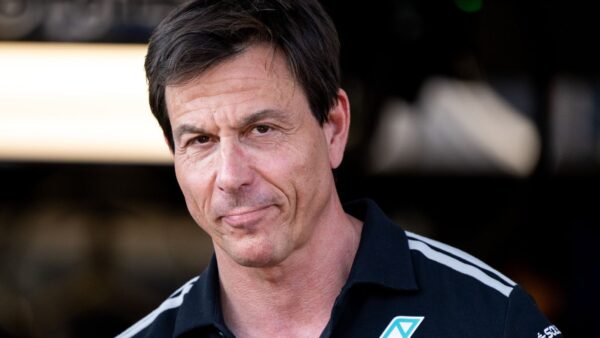 O chefe da Mercedes, Toto Wolff, questiona a taxa de atualizações de carros da Ferrari em meio à rápida corrida de desenvolvimento da F1 2026 | Notícias F1